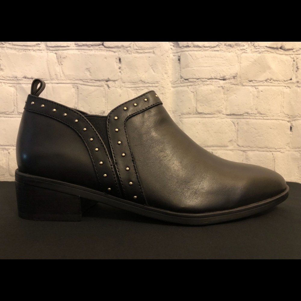 NWOT Bella Vita Lorraine studded ankle booties - 6.5